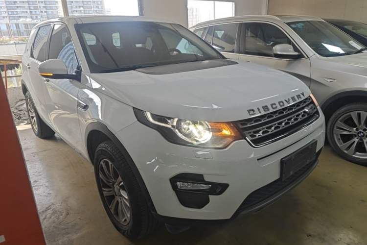 Used Land Rover Discovery Sport 2018 240 PS SE Version Front Right 45 Deg