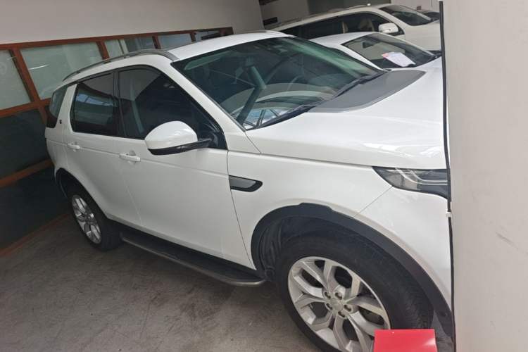 Used Land Rover Discovery Sport 2018 240 PS HSE Version Front Right 45 Deg