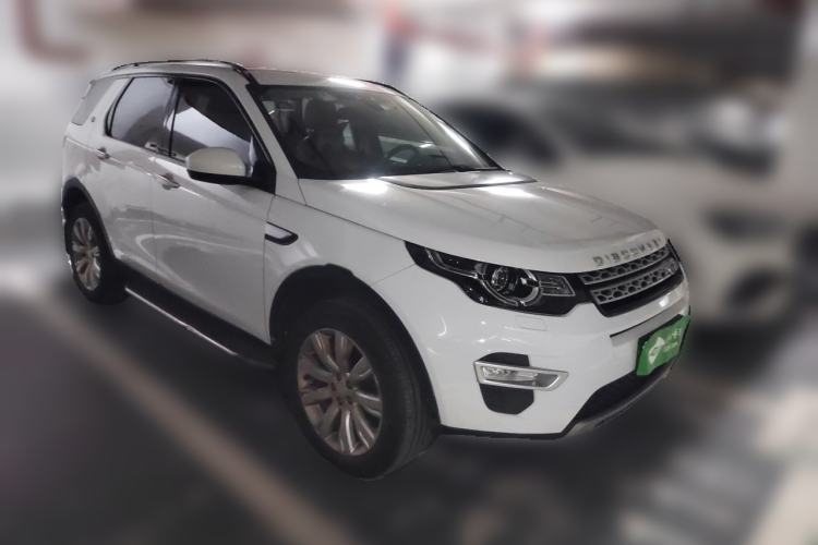 Used Land Rover Discovery Sport 2018 240 PS HSE LUXURY Edition Front Right 45 Deg