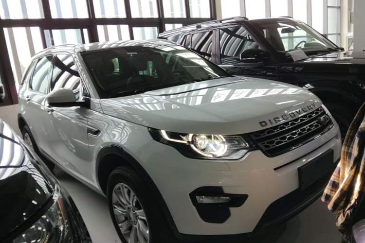 Used Land Rover Discovery Sport 2018 240 PS SE Version Front Right 45 Deg