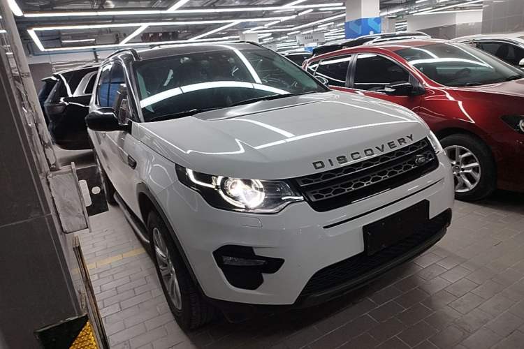 Used Land Rover Discovery Sport 2018 240 PS SE Version Front Right 45 Deg
