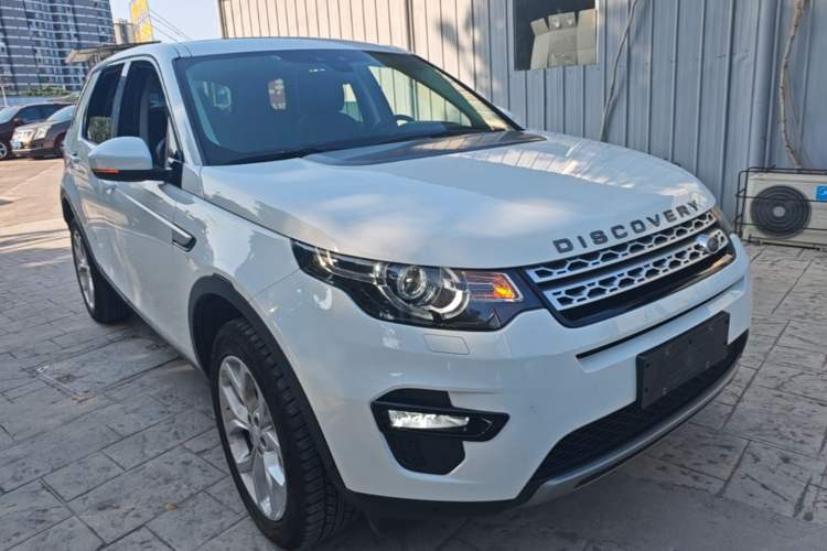 Used Land Rover Discovery Sport 2018 240 PS HSE Version Front Right 45 Deg
