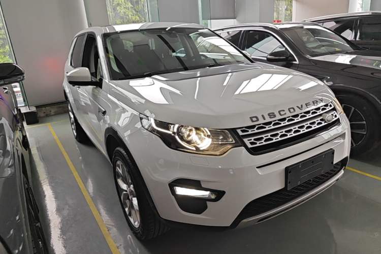 Used Land Rover Discovery Sport 2018 240 PS HSE Version Front Right 45 Deg