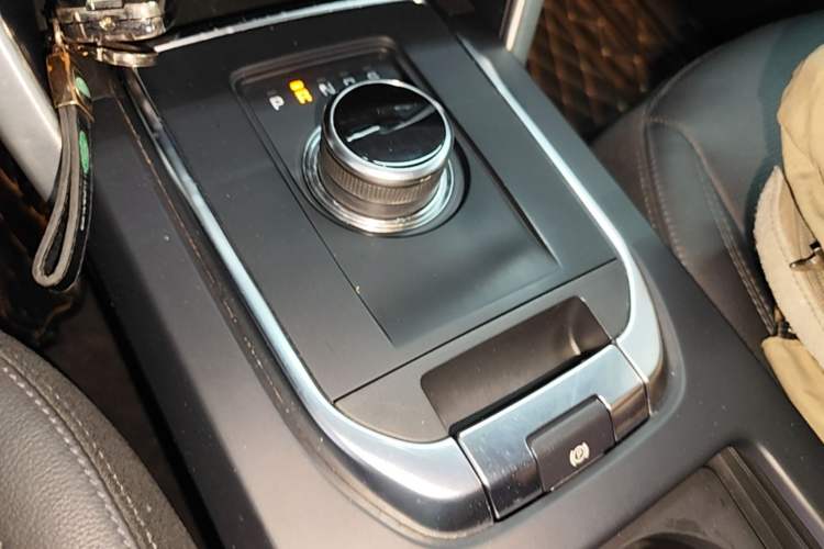 Used Land Rover Discovery Sport 2018 240 PS SE Version Gear Lever