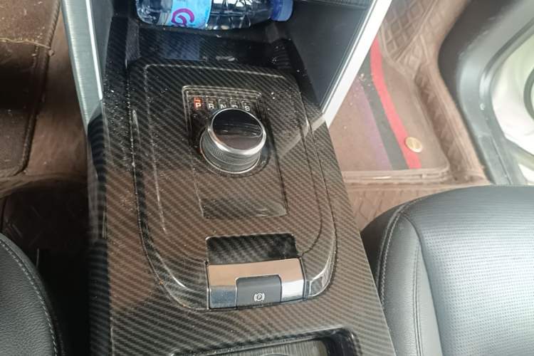 Used Land Rover Discovery Sport 2018 240 PS SE Version Gear Lever