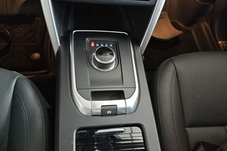 Used Land Rover Discovery Sport 2018 240 PS SE Version Gear Lever