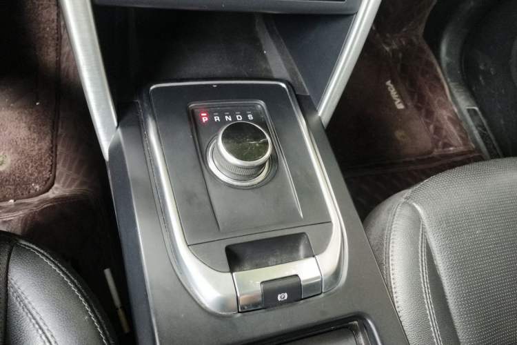 Used Land Rover Discovery Sport 2018 240 PS SE Version Gear Lever