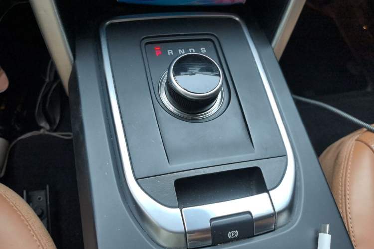 Used Land Rover Discovery Sport 2018 240 PS HSE LUXURY Edition Gear Lever