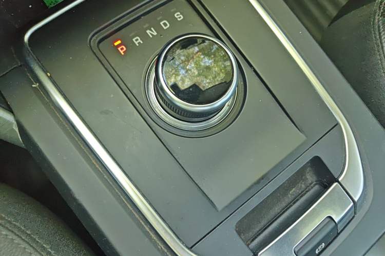 Used Land Rover Discovery Sport 2018 240 PS SE Version Gear Lever