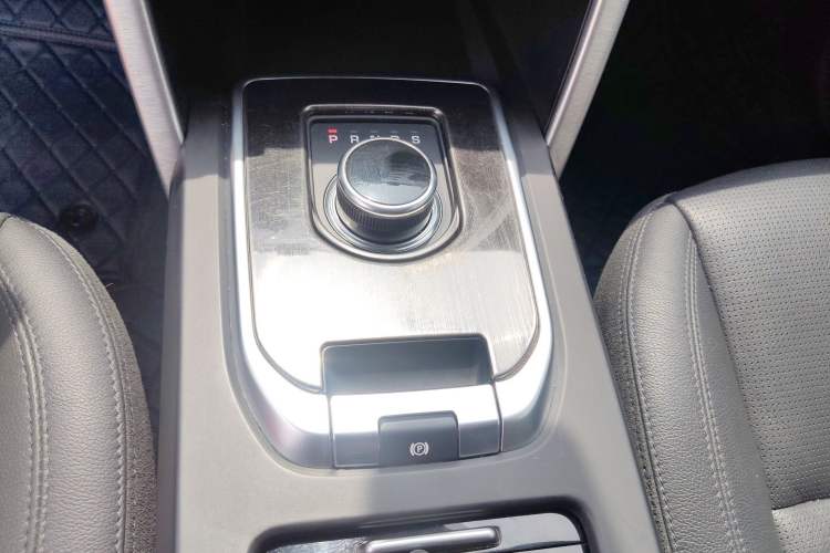 Used Land Rover Discovery Sport 2018 240 PS SE Version Gear Lever