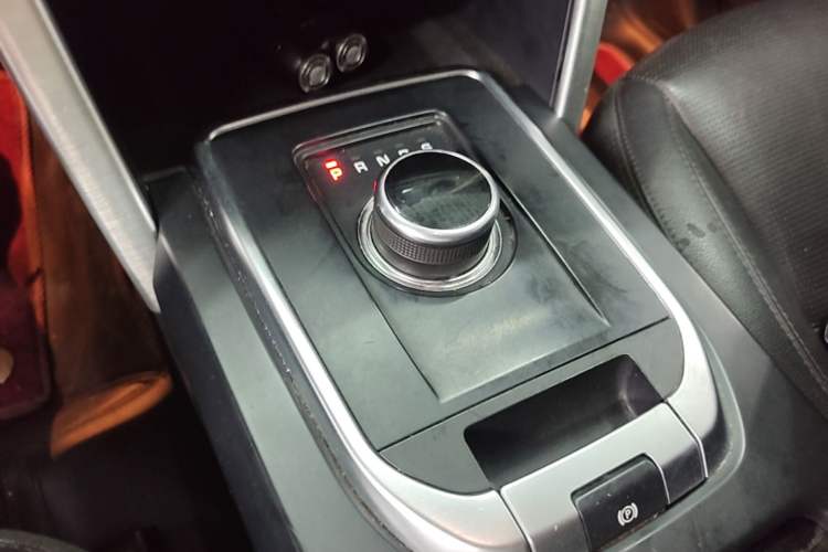 Used Land Rover Discovery Sport 2018 240 PS SE Version Gear Lever
