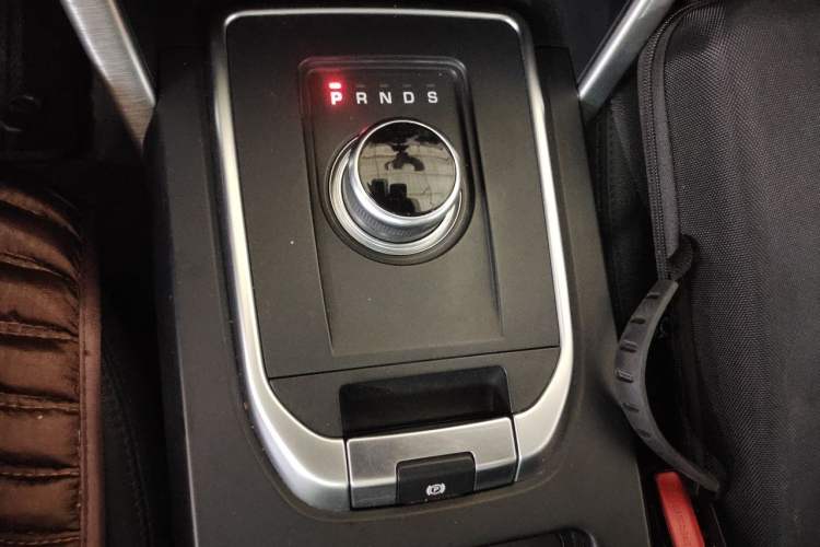 Used Land Rover Discovery Sport 2018 240 PS SE Version Gear Lever