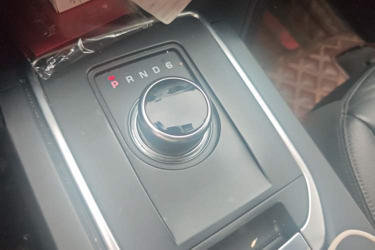 Used Land Rover Discovery Sport 2018 200 PS PURE Edition Gear Lever