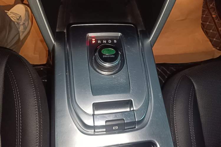 Used Land Rover Discovery Sport 2018 240 PS SE Version Gear Lever
