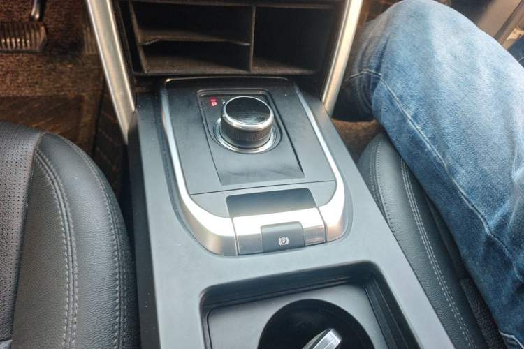 Used Land Rover Discovery Sport 2018 240 PS SE Version Gear Lever