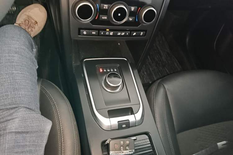 Used Land Rover Discovery Sport 2018 240 PS PURE Edition Gear Lever