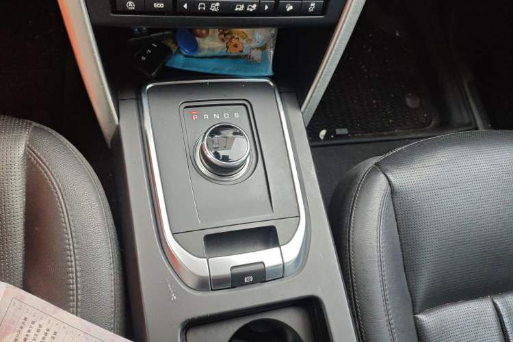 Used Land Rover Discovery Sport 2018 240 PS SE Version Gear Lever