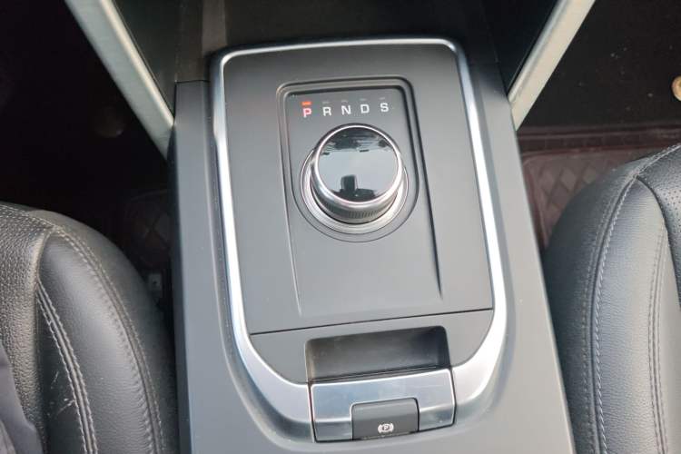 Used Land Rover Discovery Sport 2018 240 PS SE Version Gear Lever
