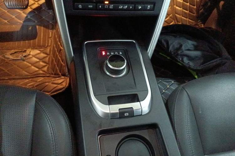 Used Land Rover Discovery Sport 2018 240 PS SE Version Gear Lever