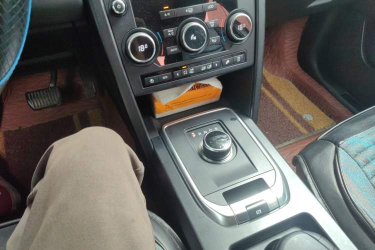 Used Land Rover Discovery Sport 2018 240 PS PURE Edition Gear Lever