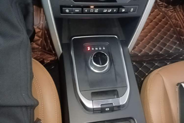 Used Land Rover Discovery Sport 2018 240 PS HSE Version Gear Lever