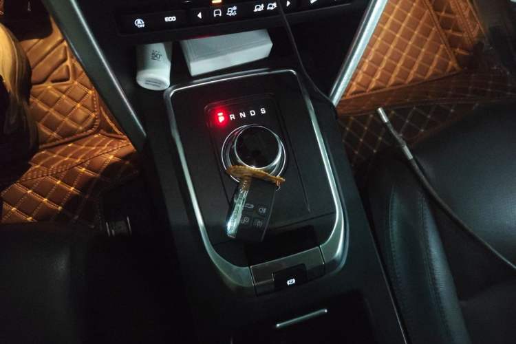 Used Land Rover Discovery Sport 2018 240 PS SE Version Gear Lever