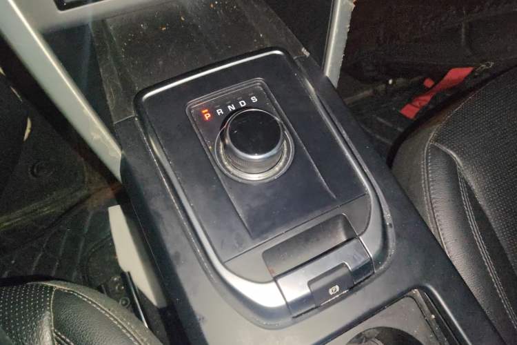 Used Land Rover Discovery Sport 2018 240 PS SE Version Gear Lever