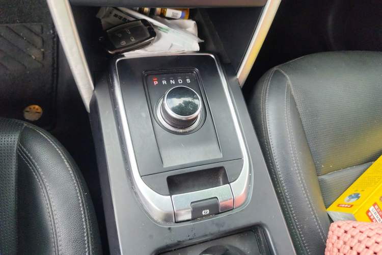 Used Land Rover Discovery Sport 2018 240 PS SE Version Gear Lever