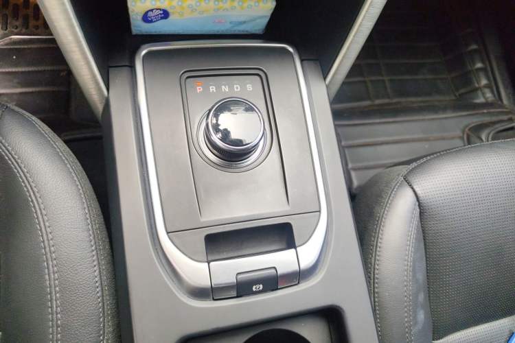 Used Land Rover Discovery Sport 2018 240 PS SE Version Gear Lever