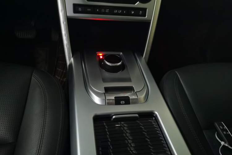 Used Land Rover Discovery Sport 2018 240 PS SE Version Gear Lever
