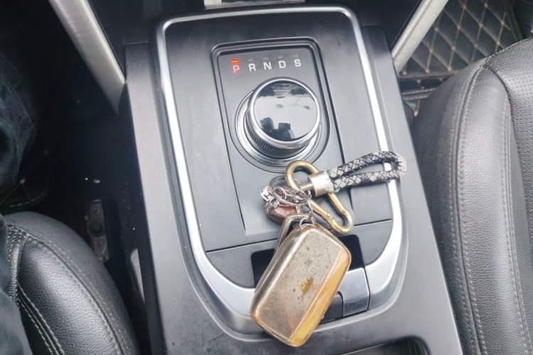 Used Land Rover Discovery Sport 2018 240 PS SE Version Gear Lever