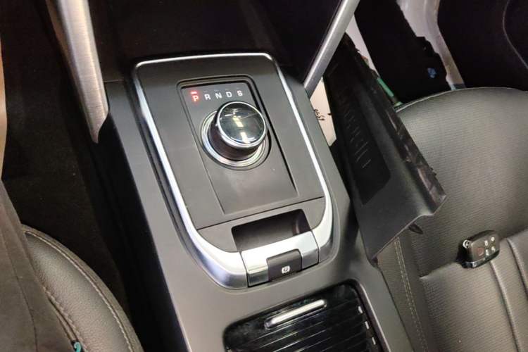 Used Land Rover Discovery Sport 2018 240 PS SE Version Gear Lever