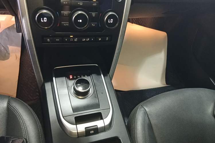 Used Land Rover Discovery Sport 2018 240 PS SE Version Gear Lever