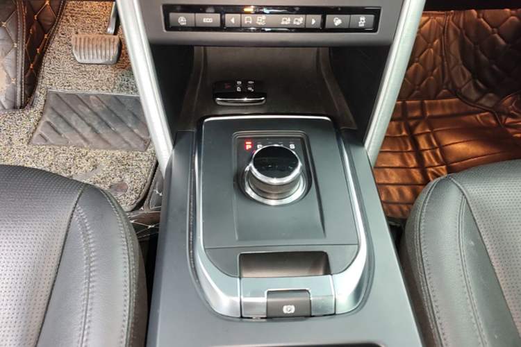Used Land Rover Discovery Sport 2018 240 PS SE Version Gear Lever