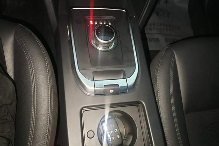 Used Land Rover Discovery Sport 2018 240 PS PURE Edition Gear Lever