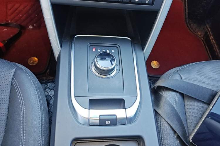 Used Land Rover Discovery Sport 2018 240 PS SE Version Gear Lever