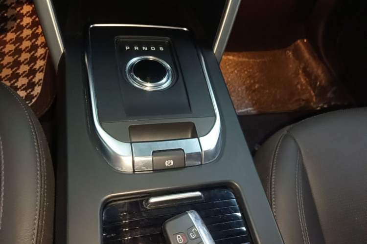Used Land Rover Discovery Sport 2018 240 PS SE Version Gear Lever