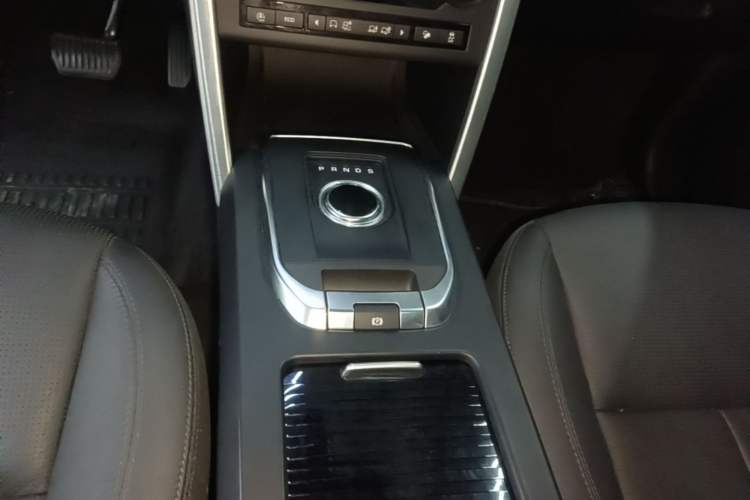 Used Land Rover Discovery Sport 2018 240 PS SE Version Gear Lever
