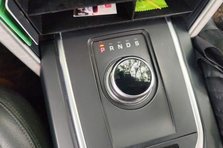 Used Land Rover Discovery Sport 2018 240 PS SE Version Gear Lever