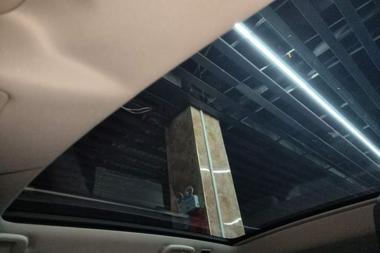 Used Land Rover Discovery Sport 2018 240 PS SE Version Headliner