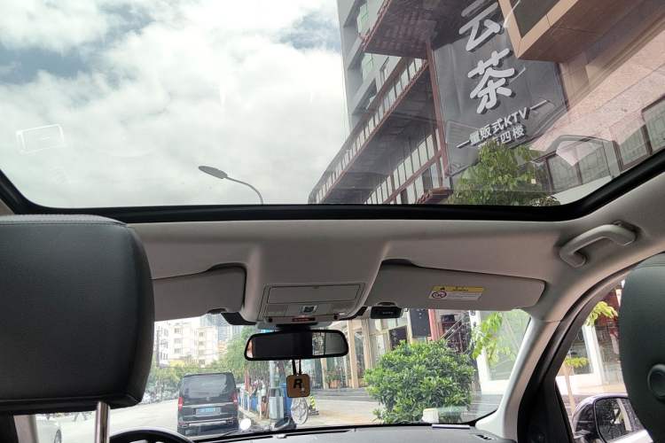 Used Land Rover Discovery Sport 2018 240 PS SE Version Headliner