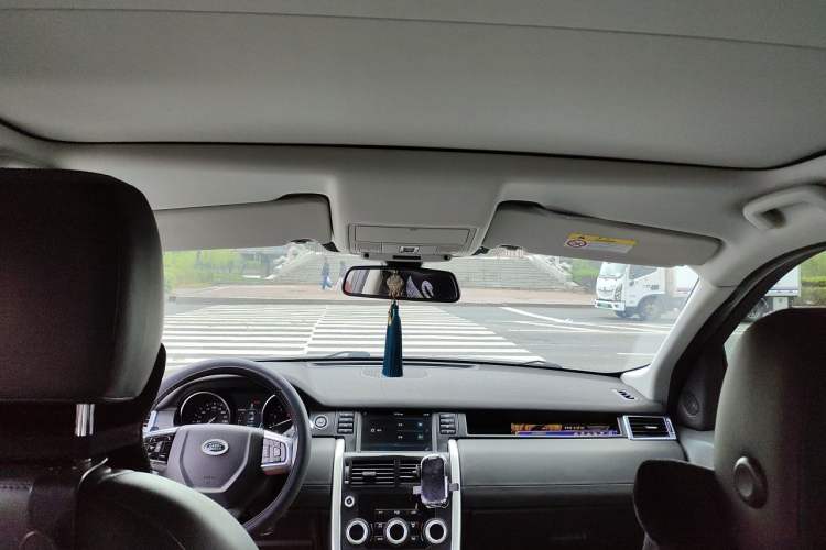 Used Land Rover Discovery Sport 2018 240 PS SE Version Headliner