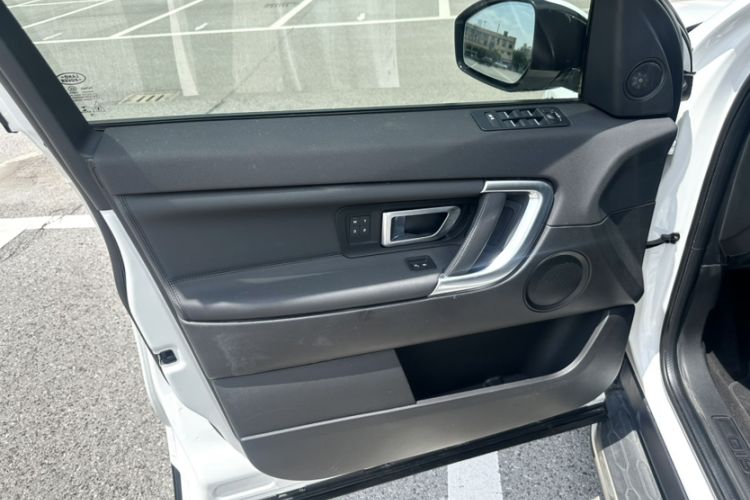 Used Land Rover Discovery Sport 2018 240 PS HSE Version Interior 10
