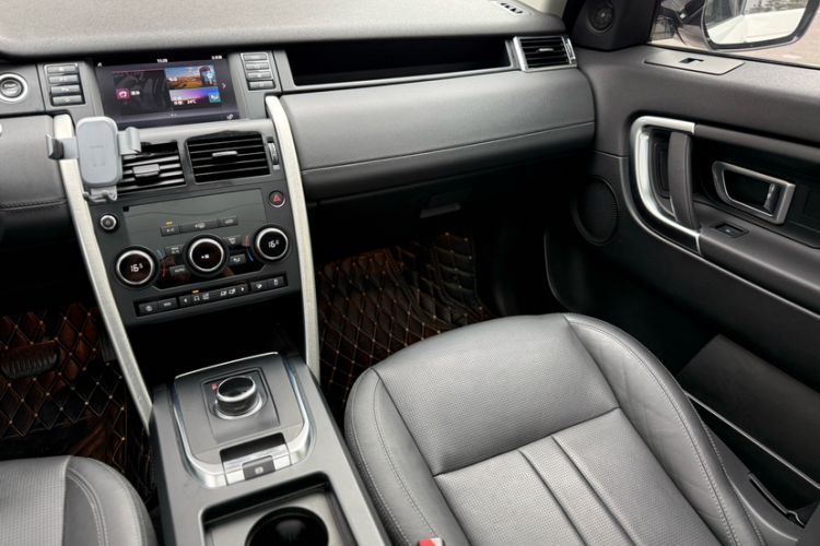 Used Land Rover Discovery Sport 2018 240 PS SE Version Interior 11