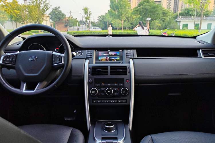 Used Land Rover Discovery Sport 2018 240 PS HSE Version Interior 2