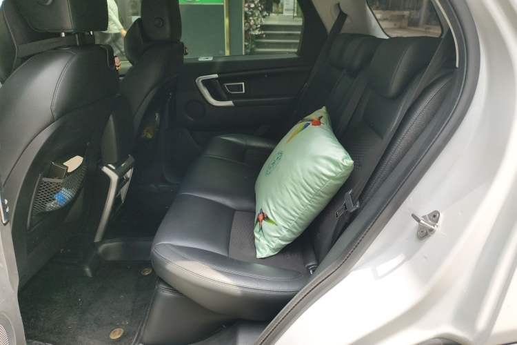 Used Land Rover Discovery Sport 2018 240 PS PURE Edition Interior 4