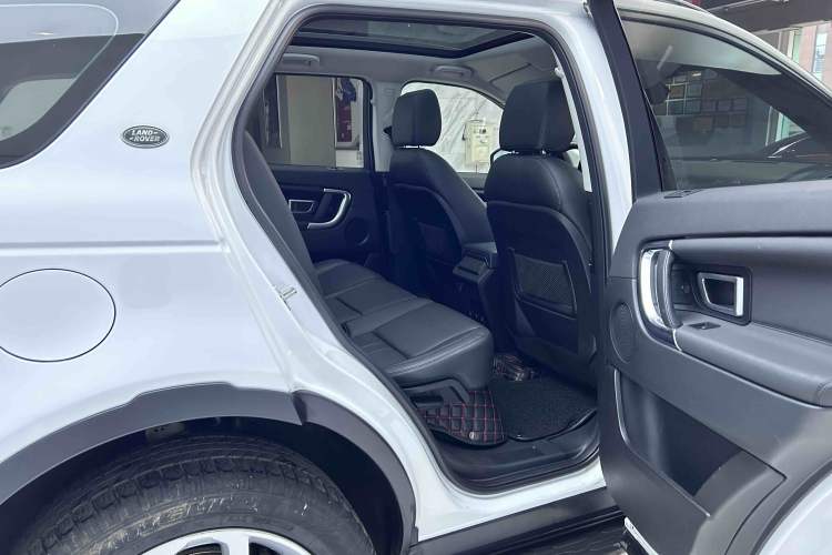 Used Land Rover Discovery Sport 2018 240 PS HSE Version Interior 4