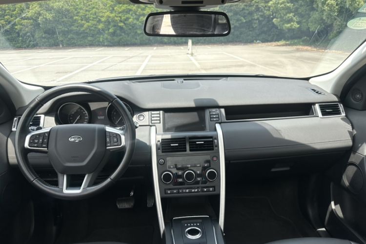 Used Land Rover Discovery Sport 2018 240 PS HSE Version Interior 4