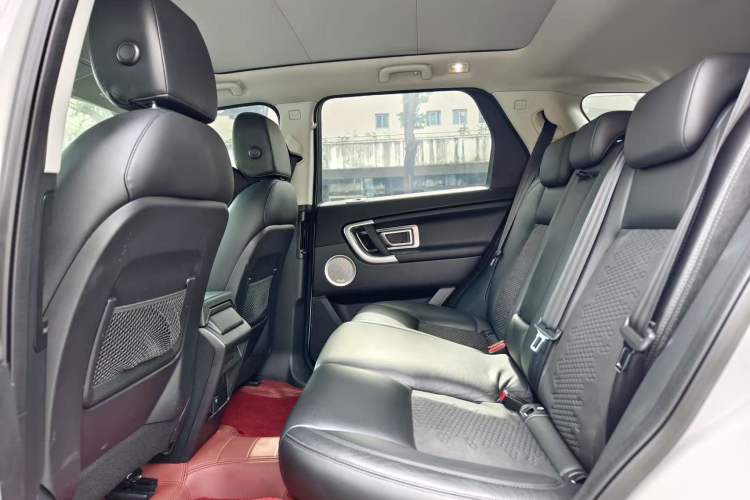 Used Land Rover Discovery Sport 2018 240 PS PURE Edition Interior 4