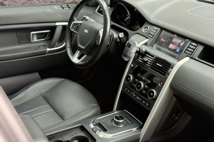Used Land Rover Discovery Sport 2018 240 PS SE Version Interior 5